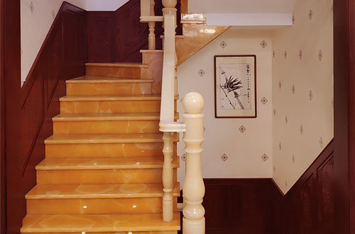 瑶海中式别墅室内汉白玉石楼梯的定制安装装饰效果